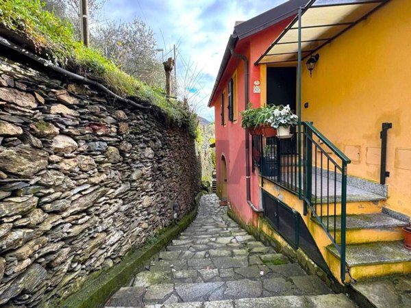 appartamento in vendita ad Avegno in zona Testana