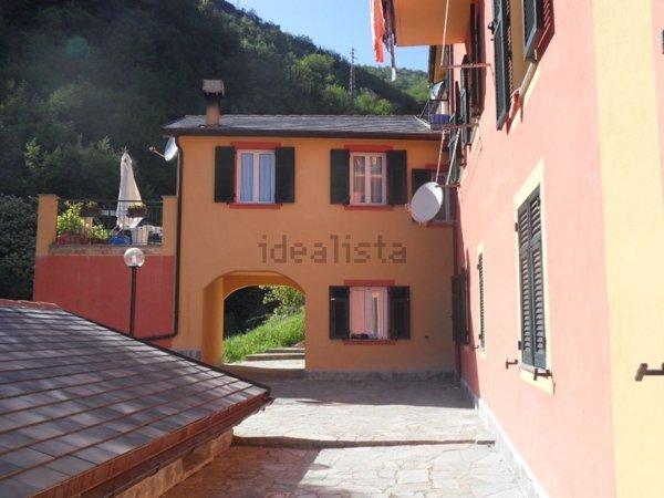 appartamento in vendita ad Avegno in zona Testana