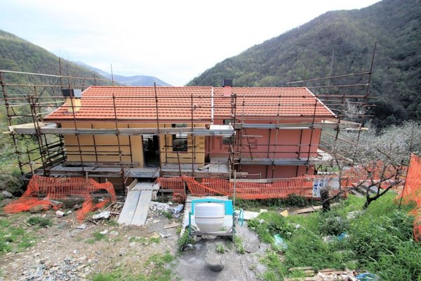 appartamento in vendita ad Avegno in zona Salto