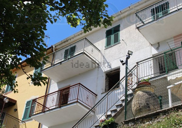 appartamento in vendita ad Avegno in zona Testana