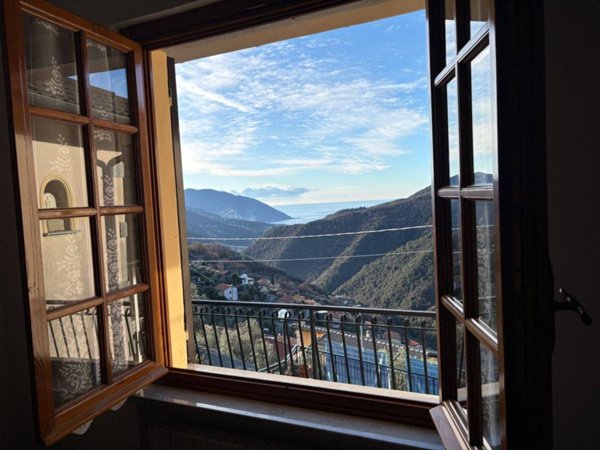 appartamento in vendita ad Avegno in zona Testana