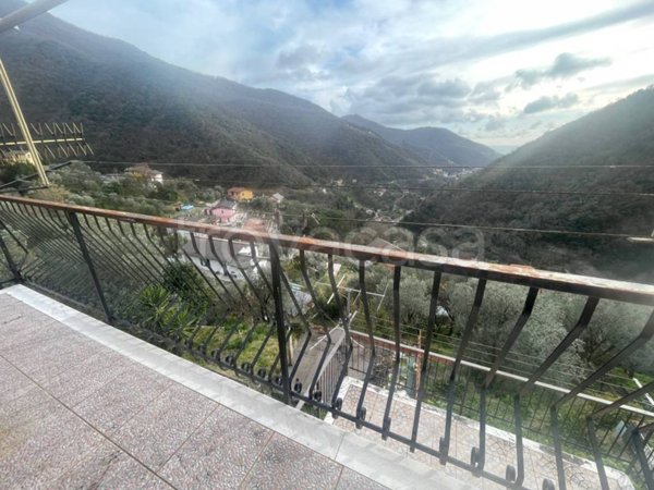 appartamento in vendita ad Avegno in zona Salto