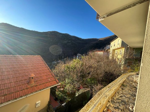 appartamento in vendita ad Avegno in zona Testana