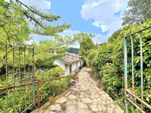 casa indipendente in vendita ad Avegno in zona Testana