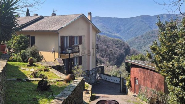 appartamento in vendita ad Avegno in zona Vescina