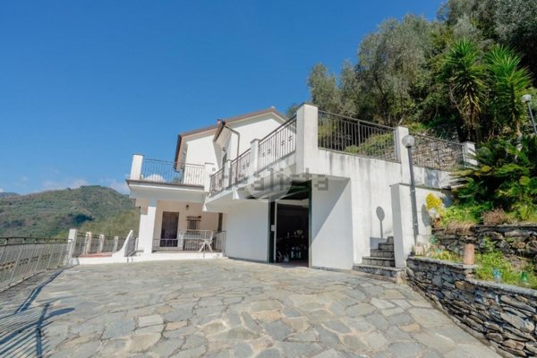 casa indipendente in vendita ad Avegno