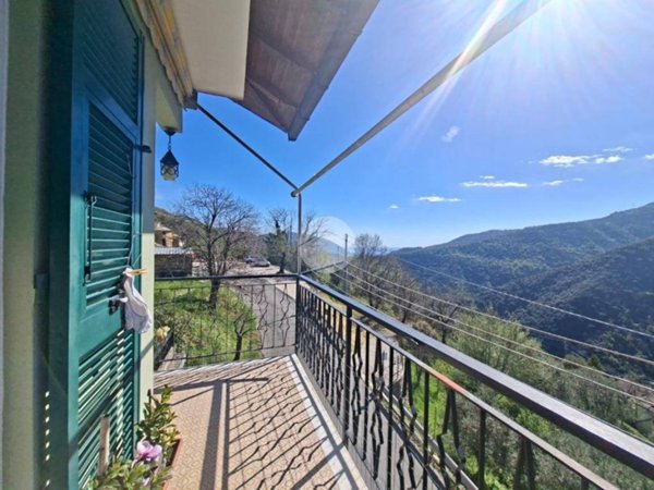 appartamento in vendita ad Avegno in zona Testana