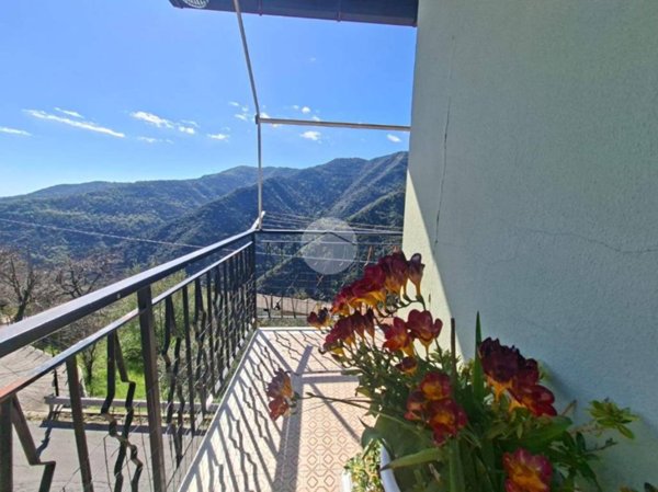 appartamento in vendita ad Avegno in zona Testana