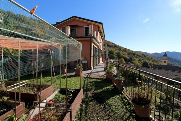 appartamento in vendita ad Avegno in zona Testana