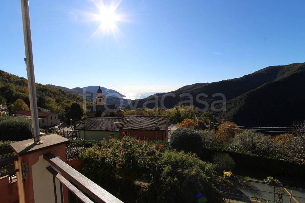 appartamento in vendita ad Avegno in zona Testana