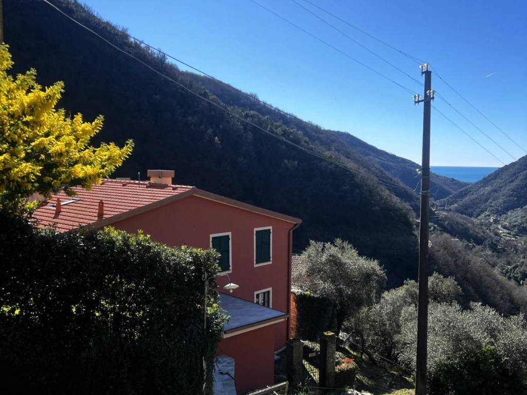 appartamento in vendita ad Avegno in zona Salto
