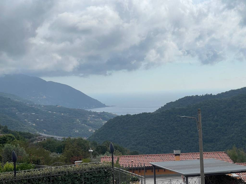 casa indipendente in vendita ad Avegno in zona Testana