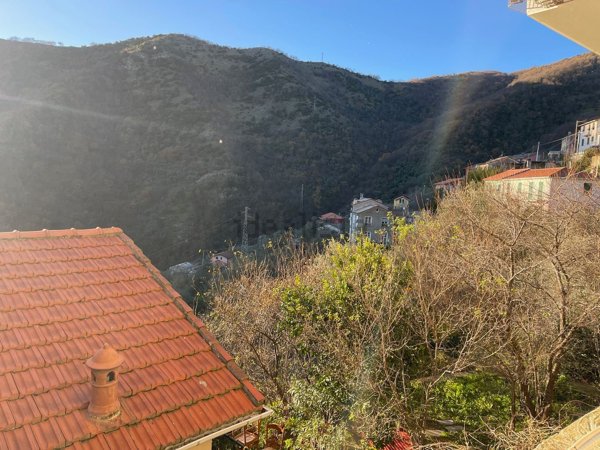 appartamento in vendita ad Avegno in zona Testana