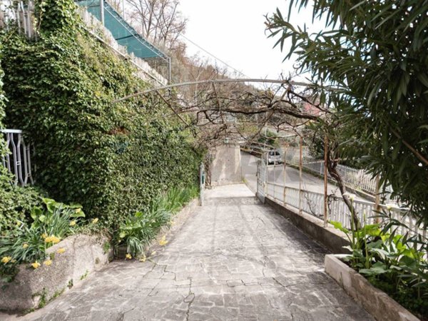 appartamento in vendita ad Avegno in zona Testana