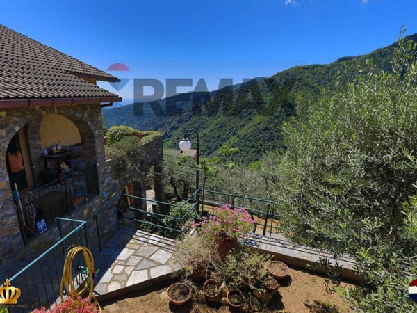 casa indipendente in vendita ad Avegno in zona Testana