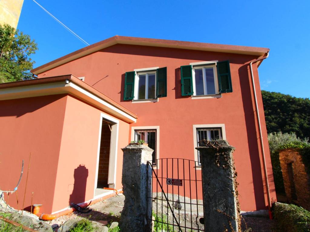 appartamento in vendita ad Avegno in zona Salto