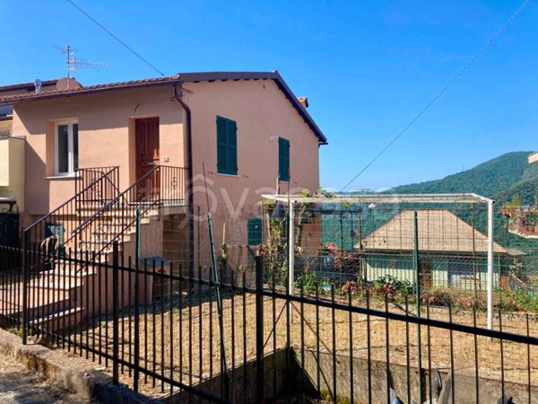 appartamento in vendita ad Avegno in zona Testana