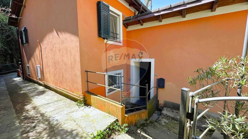 appartamento in vendita ad Avegno in zona Salto