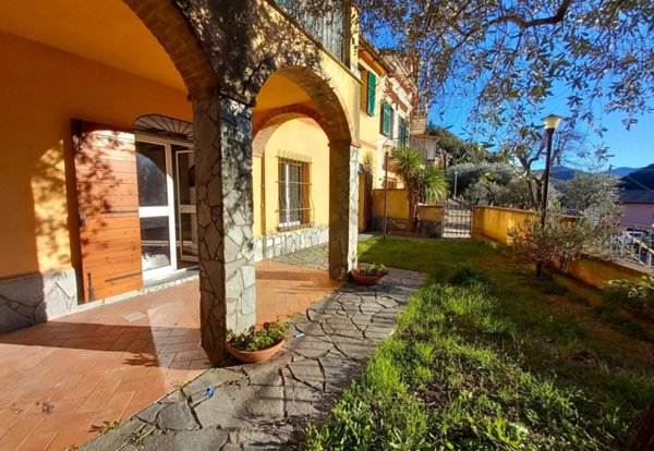 appartamento in vendita ad Avegno in zona Testana