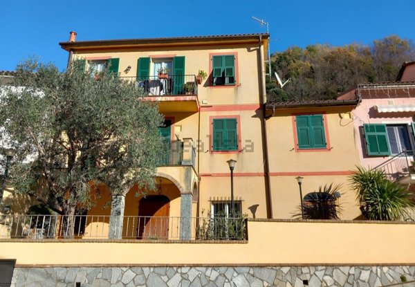 appartamento in vendita ad Avegno in zona Testana