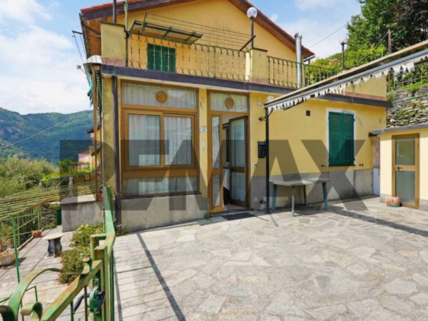casa semindipendente in vendita ad Avegno in zona Testana