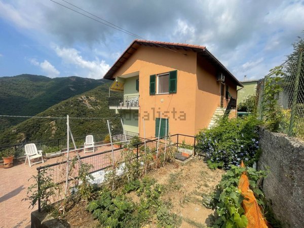 appartamento in vendita ad Avegno in zona Testana