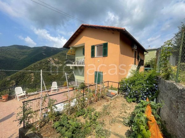 appartamento in vendita ad Avegno in zona Testana