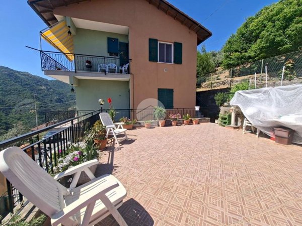 casa indipendente in vendita ad Avegno in zona Testana