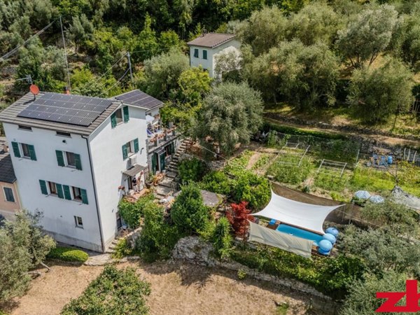 casa indipendente in vendita ad Avegno in zona Testana