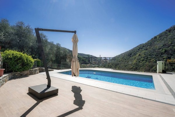 casa indipendente in vendita ad Avegno
