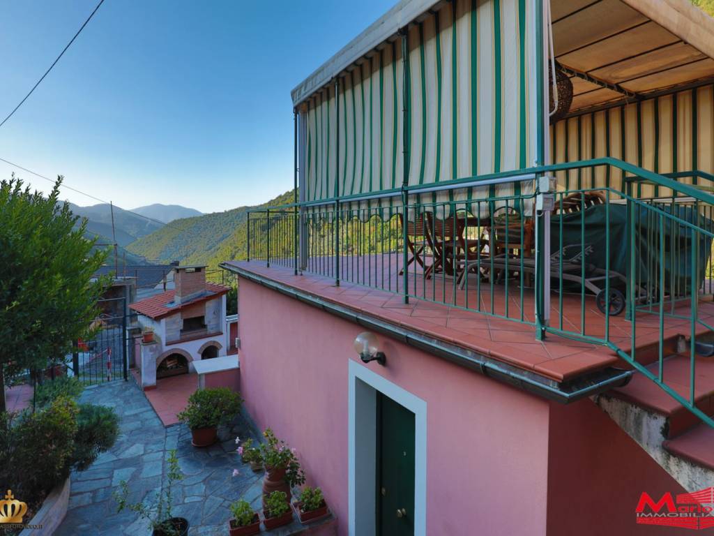 casa indipendente in vendita ad Avegno in zona Testana