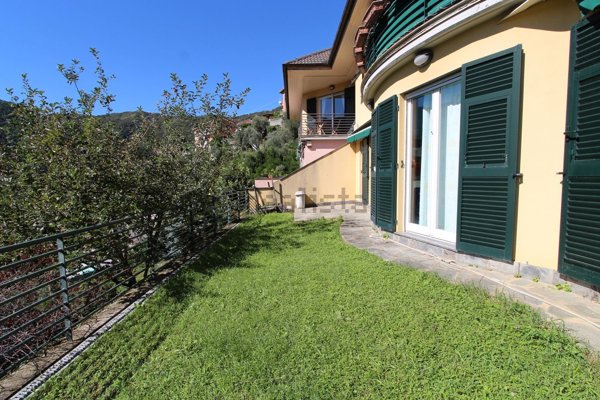 appartamento in vendita ad Avegno in zona Testana