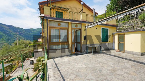 casa indipendente in vendita ad Avegno in zona Testana