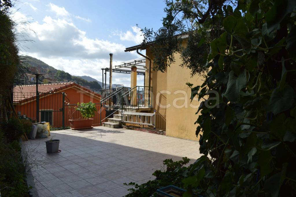 appartamento in vendita ad Avegno in zona Testana