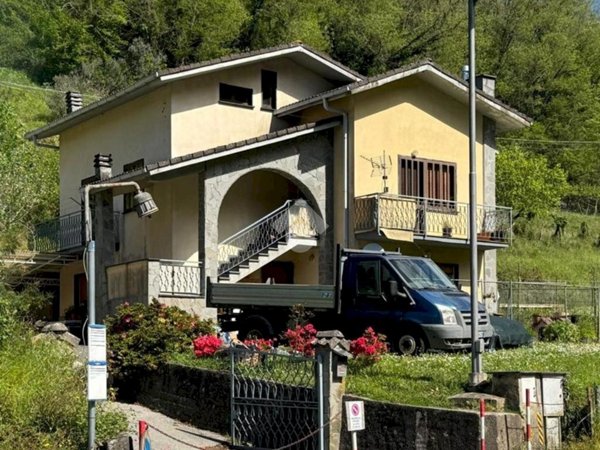 casa indipendente in vendita a Borzonasca