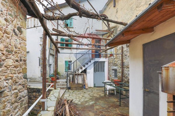 casa indipendente in vendita a Borzonasca in zona Temossi