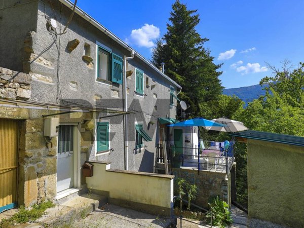 casa indipendente in vendita a Borzonasca in zona Belpiano