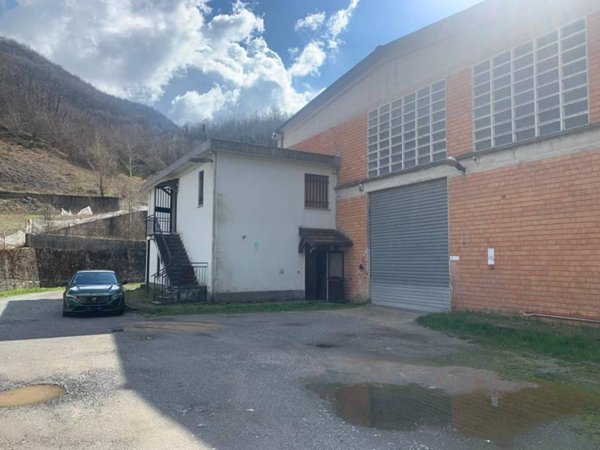 locale commerciale in vendita a Busalla