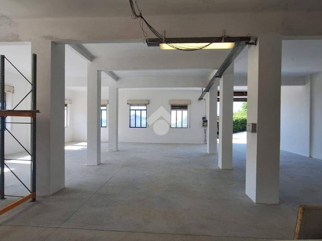 locale commerciale in vendita a Busalla