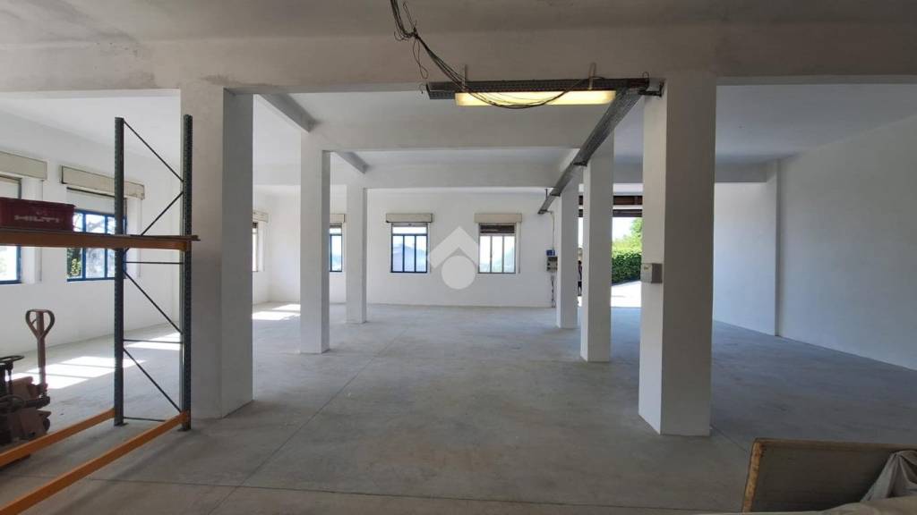 locale commerciale in vendita a Busalla