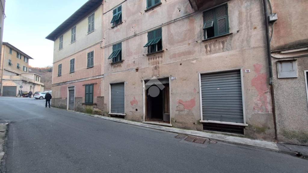 negozio in vendita a Campomorone in zona Isoverde