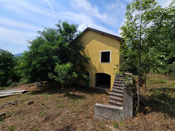 appartamento in vendita a Campomorone in zona Isoverde