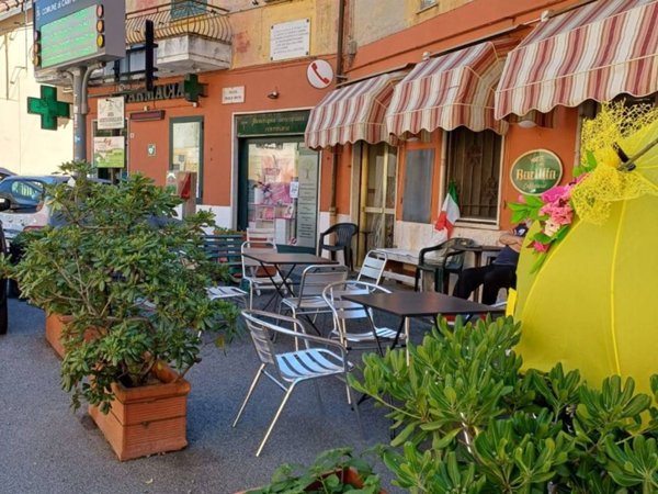 negozio in vendita a Campomorone in zona Isoverde