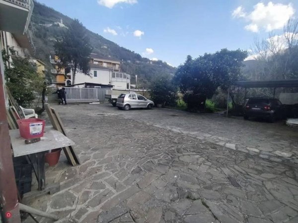 locale commerciale in vendita a Carasco