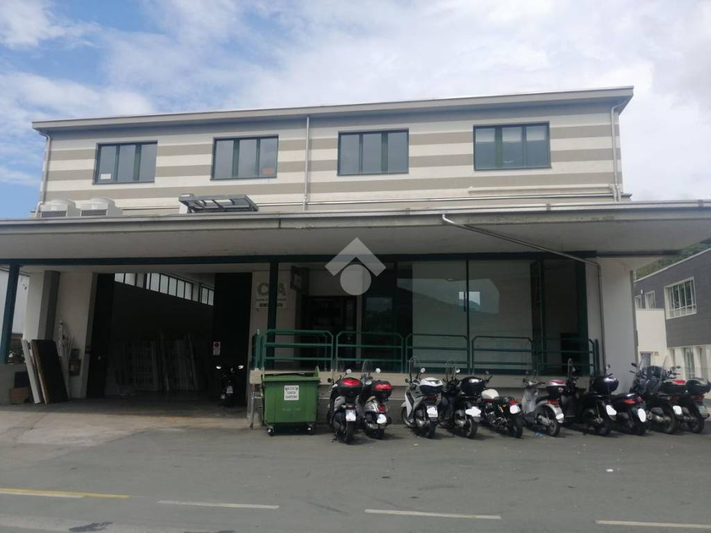 locale commerciale in vendita a Carasco