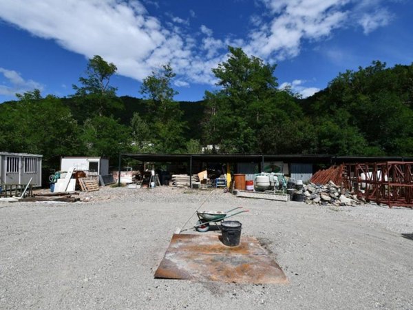 locale commerciale in vendita a Carasco