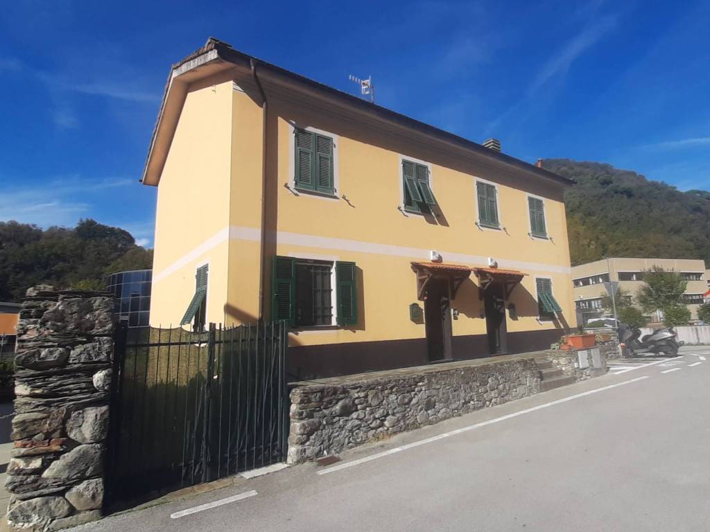 casa indipendente in vendita a Carasco in zona Santa Maria di Sturla
