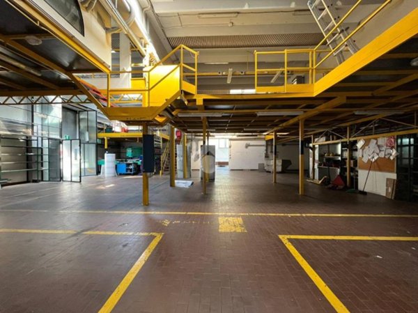 locale commerciale in vendita a Carasco in zona San Pietro di Sturla