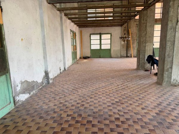 locale commerciale in vendita a Carasco