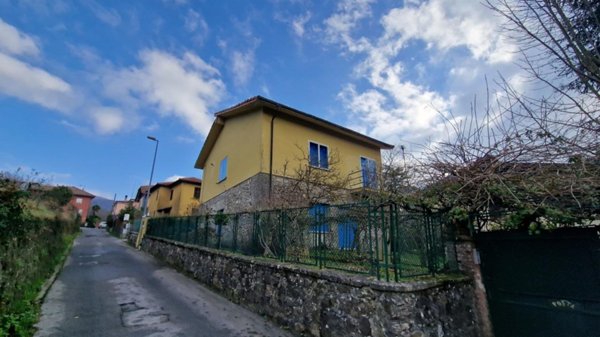 casa indipendente in vendita a Casella in zona Avosso